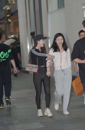 黑色紧身弹力裤