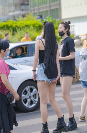 性感高腰热裤美眉