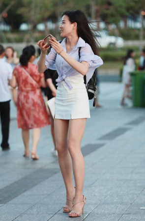 一双美腿高跟在我面前晃动