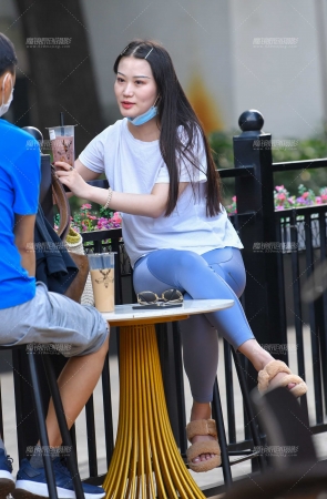 蓝色紧身运动裤