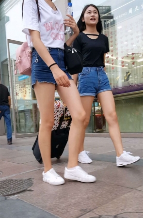 蓝色牛仔短裤极品长腿学生美眉