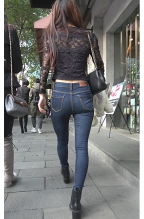 爱笑的牛仔紧身露腰美女[2.13G/MP4]