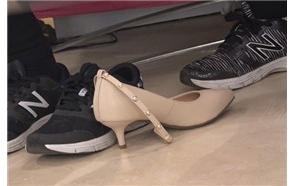 4k-黑色外套运动鞋街拍美女试米色高跟鞋