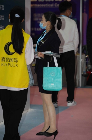 【街拍心灵】美业培训老师肉丝街拍高跟制服