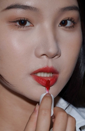 制服气质美女 面若桃花明眸皓齿