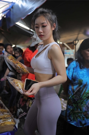 灰色瑜伽裤美女