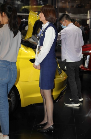 【街拍心灵】凯迪拉克销售顾问街拍黑丝高跟制服美腿