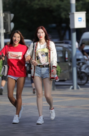 热裤大白腿美女