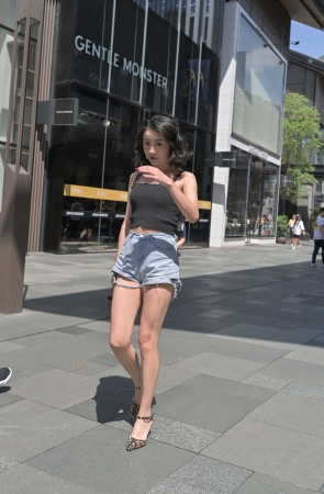 柳钉高跟热裤美女