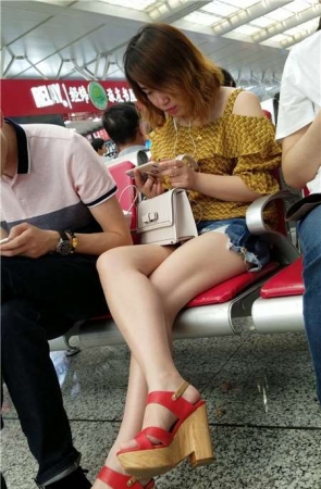 4K-白皙嫩腿热裤吊带衫小清新美颜街拍美女