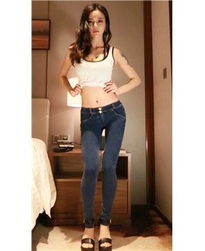 超紧蓝牛翘臀模拍美女 [371 MB]