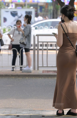 咖色鱼尾长裙美女