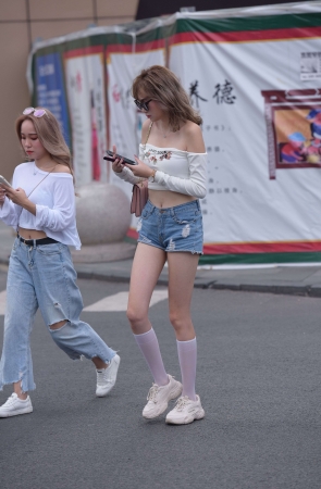 J173九头身街头热裤