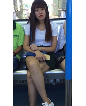 嘟着嘴的美女，有什么不开心的事吗？