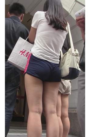 黑色小热裤妹子