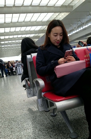 火车站候车室拍摄黑裤金色短裤美妇