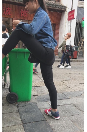 街拍黑色紧身裤小妹