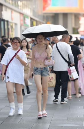 夏日清凉热裤女孩