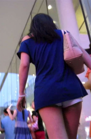 超短热裤纹身美女