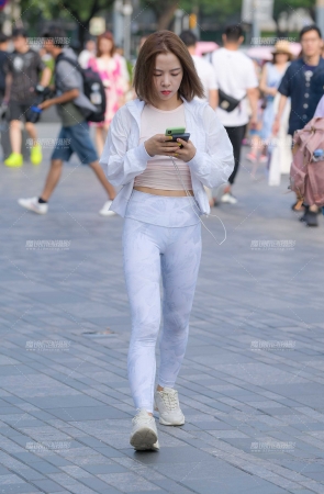 白色瑜伽服美女