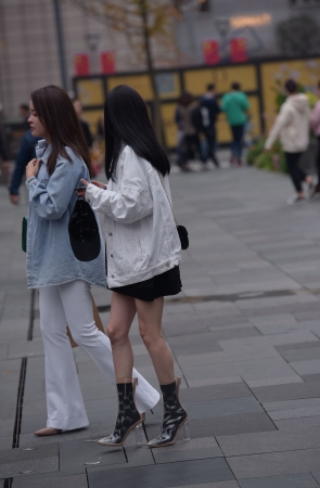 苗条的的长腿美女