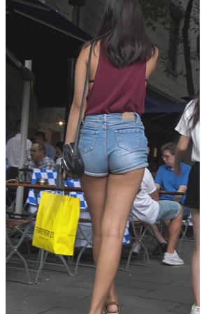 圆润牛仔热裤美女[2.35G/MP4]