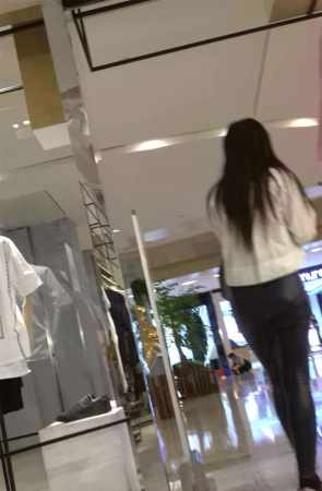 白衬衫紧身皮裤美眉三角区很鼓