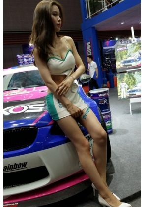 4K – 街拍性感漂亮车模美女 [821 MB/MP4]