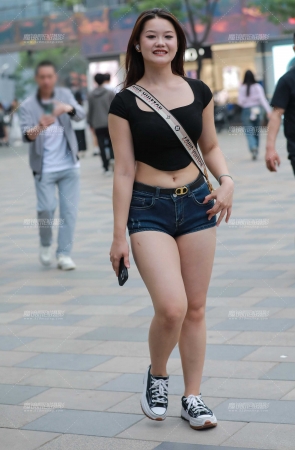 蓝色牛仔热裤美女