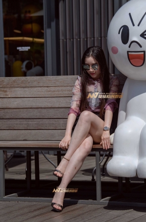 超短裙高跟鞋美女