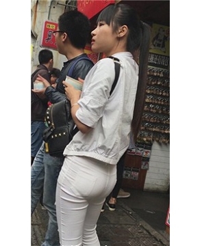 白色紧身裤超级美臀的马尾辫小清新美女 [1.15 GB]