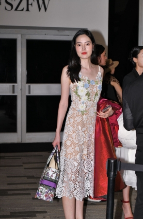 吊带缕空裙凉拖