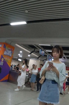 地铁跟拍蓝色牛仔短裙年轻美眉