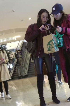 逛商场偶遇街拍皮裤美女