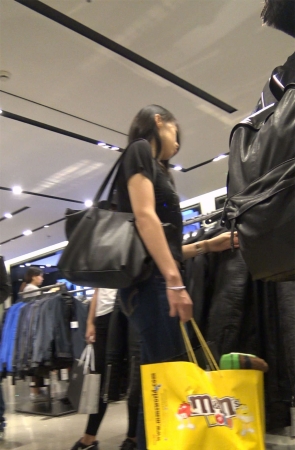 紧身牛仔裤黑T恤美女逛街