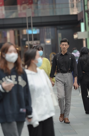 黄衣牛仔裙小姐姐