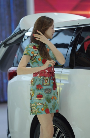 楚楚动人的大长腿美女