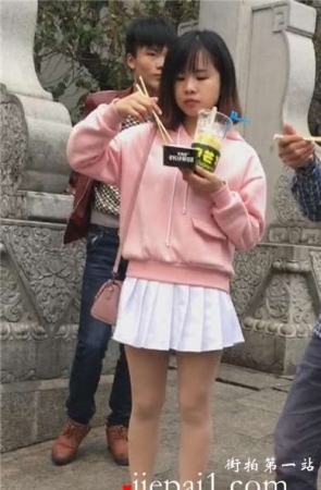 街边偶遇吃东西的粉色甜美可爱小萌妹