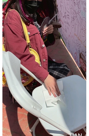 黑丝百褶裙小妹