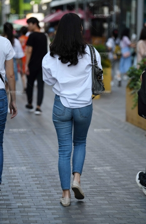 魅力牛仔甜美美女