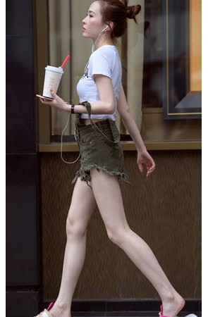 牛仔背带热裤妹子(30P)