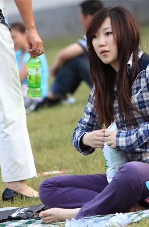 No666 白到爆机的嫩足,可惜有点脏