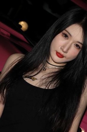 持枪黑衣迷彩短裙