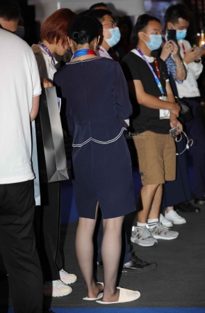 展会礼仪黑 丝穿一天高 跟累了换拖鞋