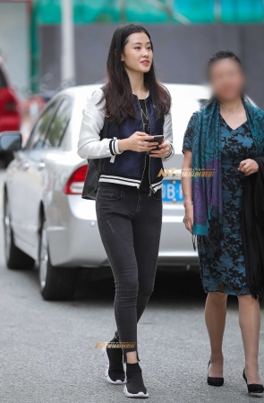 刚刚面试完的新丝路模特 青春靓丽清新脱俗