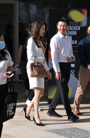 漂亮的白裙OL美女