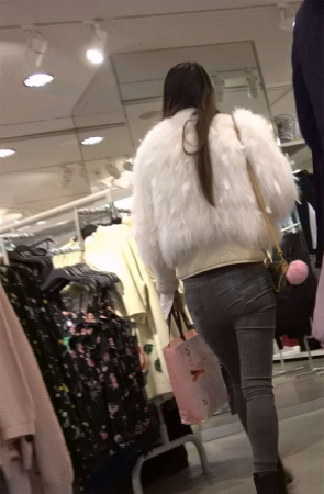 两位不错的紧身牛仔MM逛商场