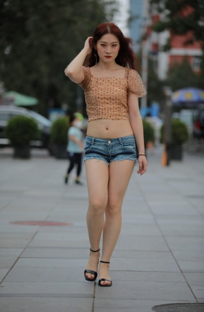 牛仔热裤露腰妹子