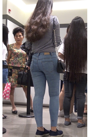 买衣服的牛仔裤妹子