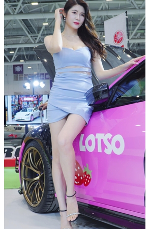 蓝裙车模美女